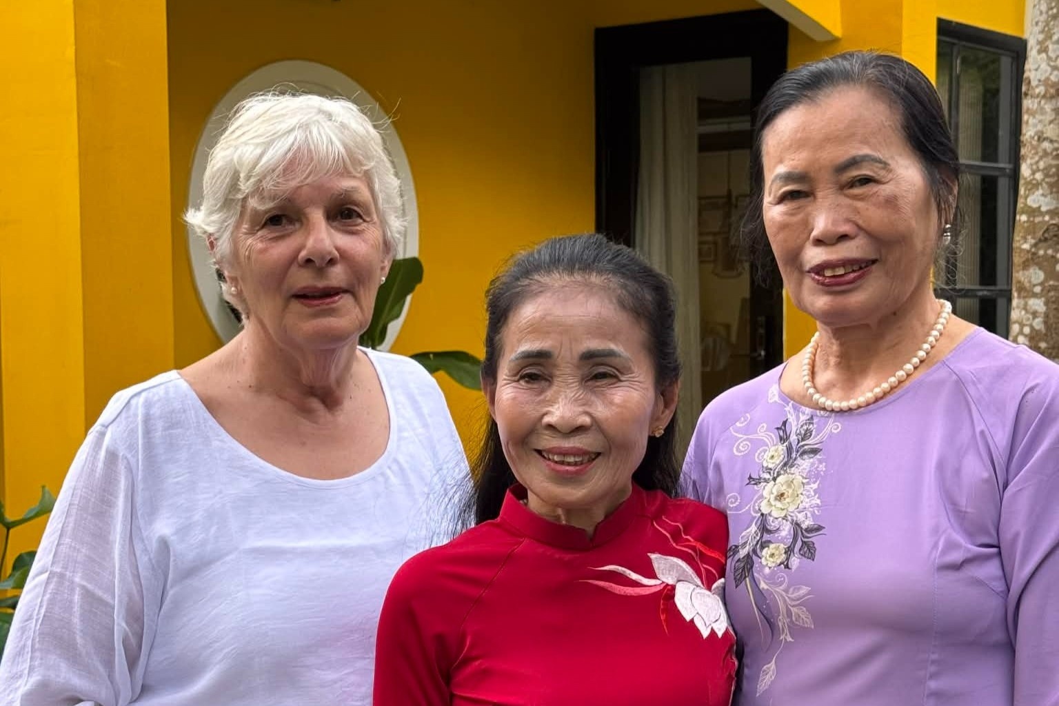 Me chong Thuy Si ve Viet Nam tham nha con dau, bat ngo duoc tang vang hinh anh