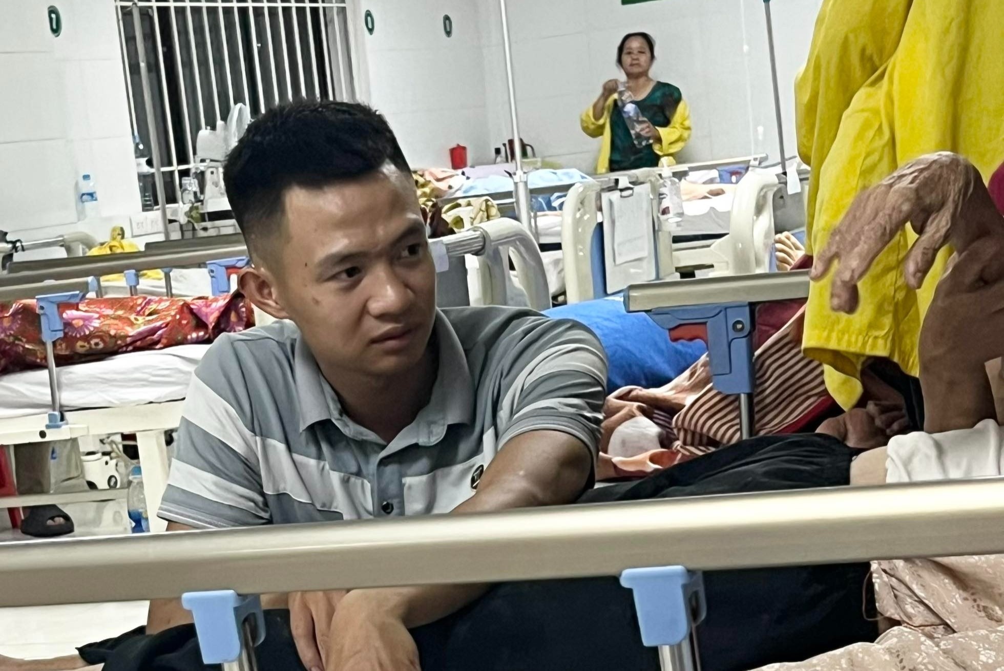 Chau trai trang dem cham ba la het, gao khoc trong vien gay xuc dong hinh anh