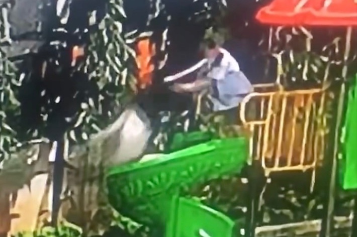 Tinh trang be gai bi day nga lon co o san choi chung cu hinh anh