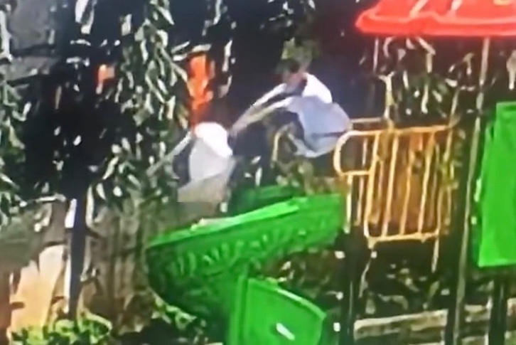 Tinh trang be gai bi day nga lon co o san choi chung cu hinh anh