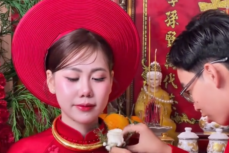 Co dau bat khoc vi 6 chi vang 'khong canh ma bay' trong ngay cuoi hinh anh