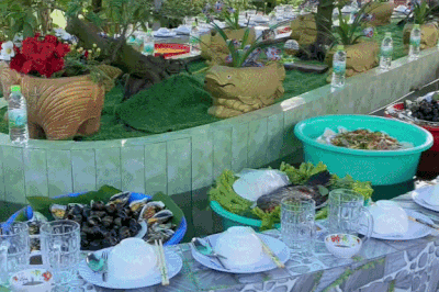 'Lau bang chuyen' 50 nguoi an trong dam gio mien Tay viral khap MXH hinh anh