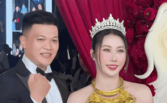 Bo hoa cuoi 10 luong vang cua co dau mien Tay gay sot hinh anh