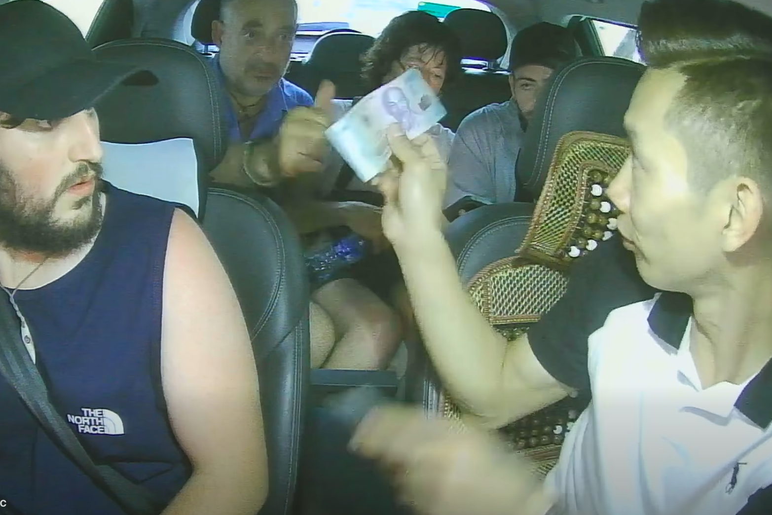 Tai xe taxi bat ngo duoc khach Tay tang them tien hinh anh
