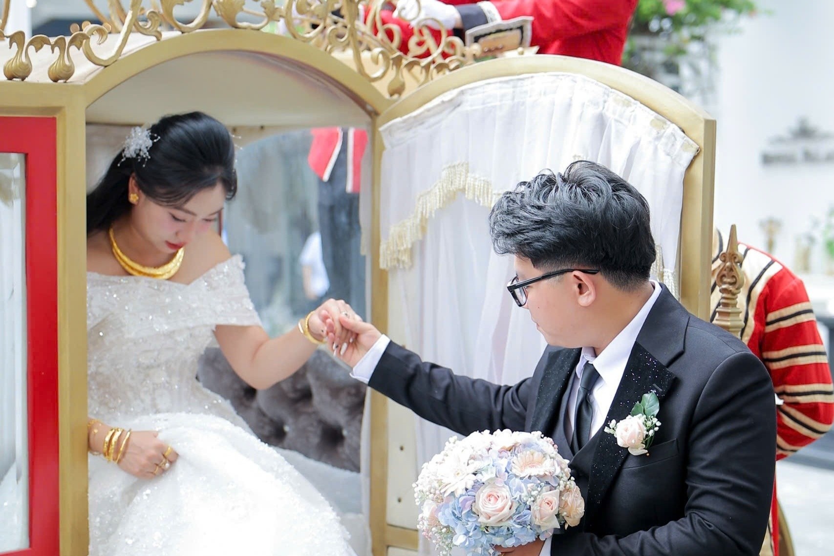 Dam cuoi kieu hoang gia tai TP HCM bat ngo viral hinh anh