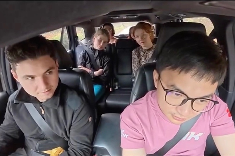 Khach Tay bat khoc khi chia tay tai xe taxi 'noi tieng Anh nhu gio' hinh anh