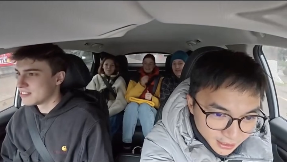 Tai xe taxi noi tieng Anh luu loat voi khach Tay gay sot hinh anh