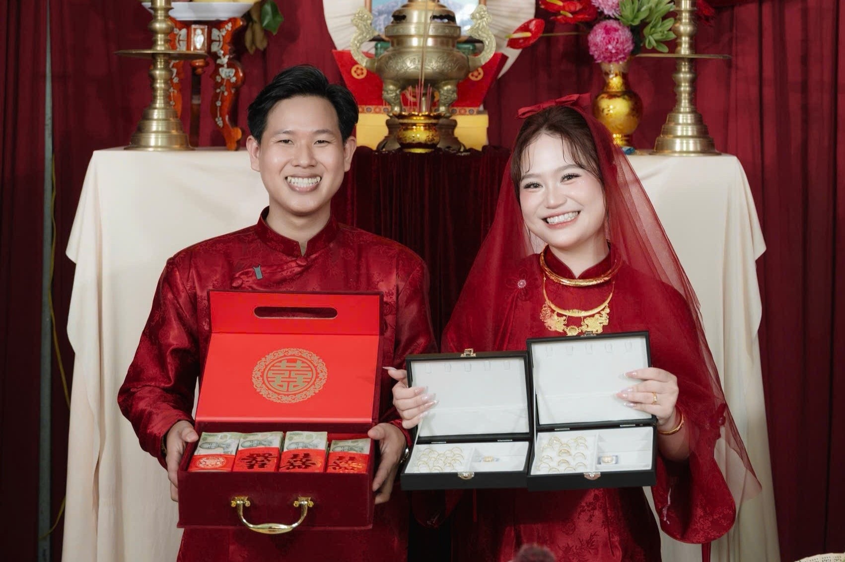 Co dau tang chu re 150 trieu dong va 2 cay vang trong ngay cuoi hinh anh