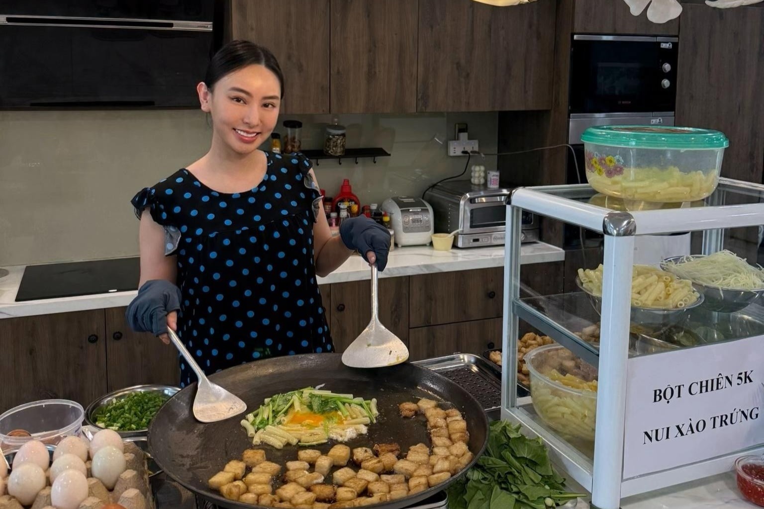 Tiem com tam, hu tieu dac biet o TP.HCM cua 'phu ba TikTok' hinh anh