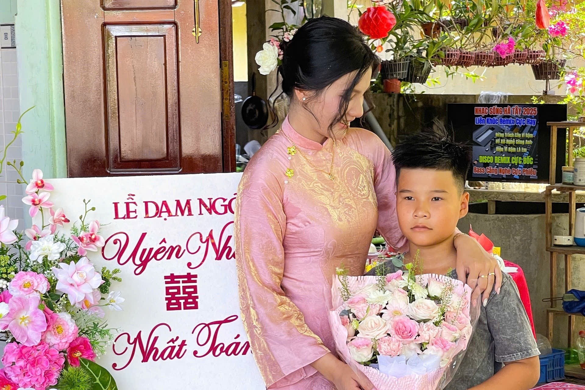 Cau be ngo ngang khi vua di hoc ve thi biet chi hai lay chong hinh anh