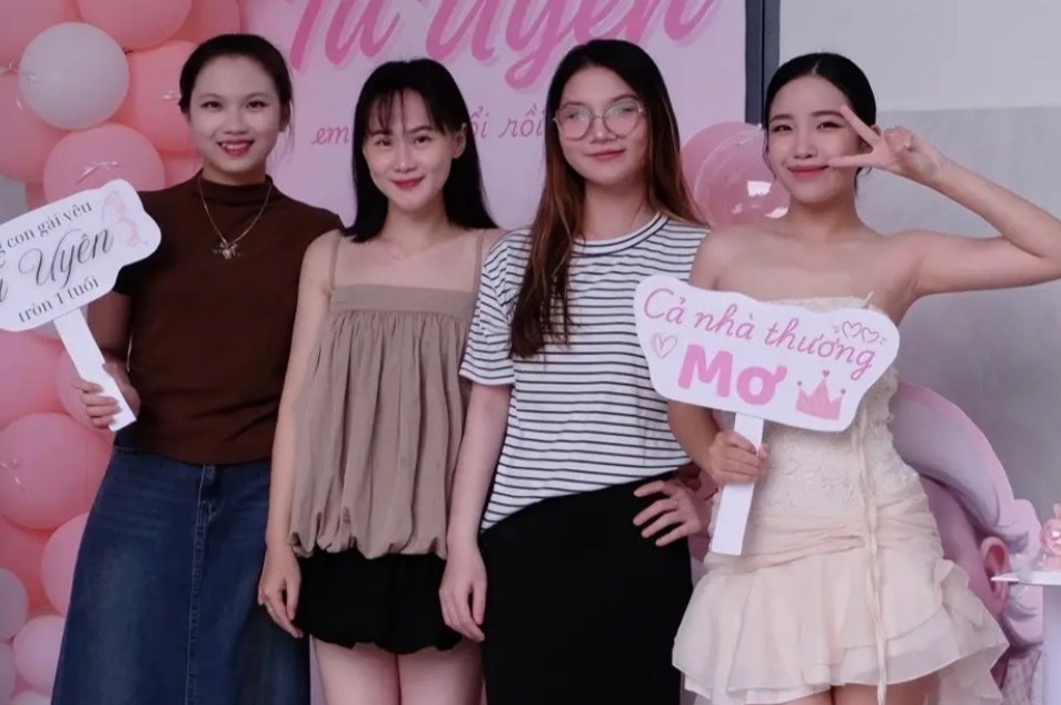 4 nang dau ru nhau sinh con lien tiep khien bo me chong 'choang vang' hinh anh