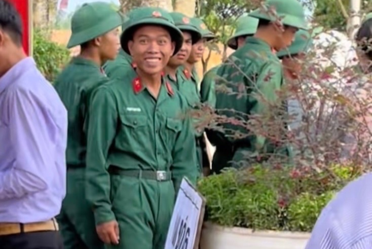 3 trieu luot xem chien si dang cau co bong cuoi tuoi khi thay ban gai hinh anh