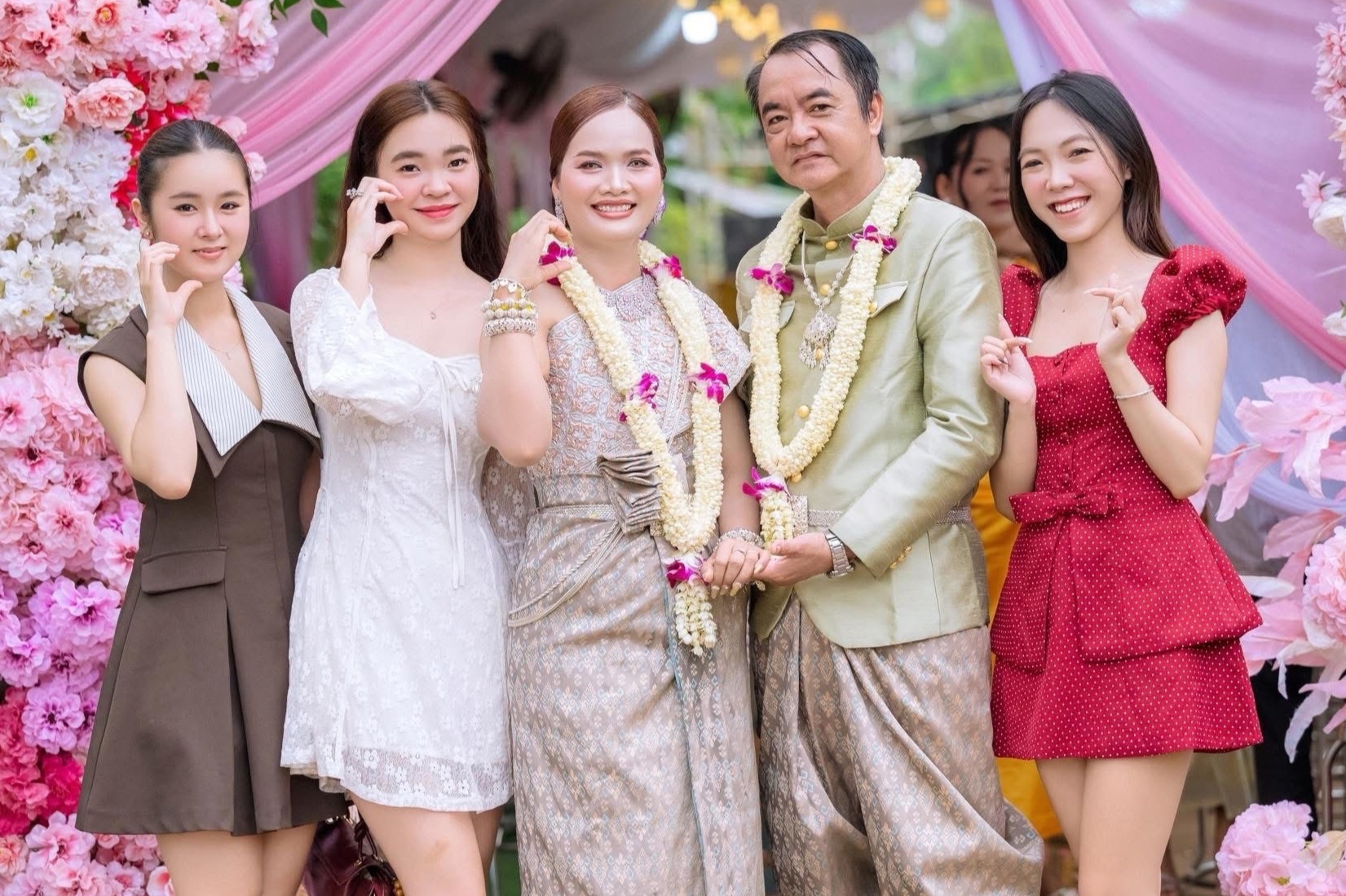Con gai khoe dam cuoi bo voi me ke nguoi Khmer, vo ca cung chuc phuc hinh anh