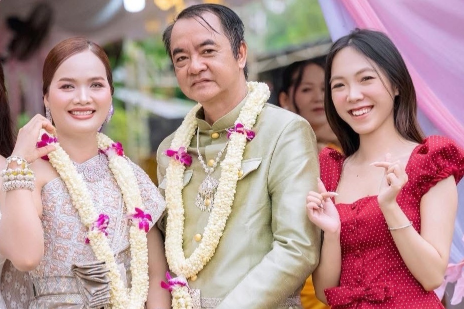 Bo tai hon voi me ke, co gai lam dieu xuc dong o dam cuoi hinh anh