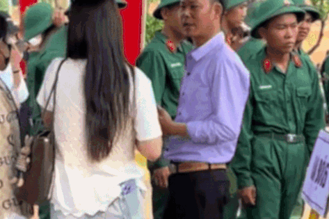 Chien si dang cau co bong giat nay minh, cuoi tuoi khi thay ban gai hinh anh