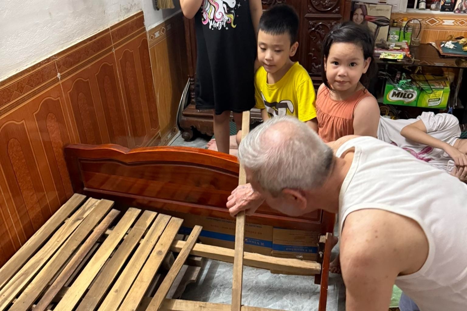 Vua ve tham cu 5 phut, 'khoi nghi he' da nhay nhot sap ca giuong hinh anh