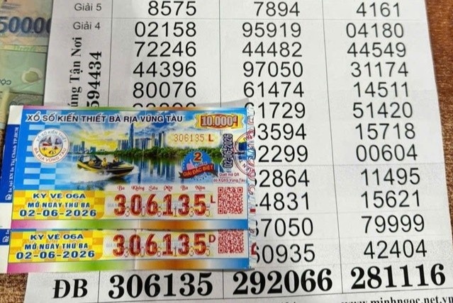 Vo chong o TP.HCM mua ve so ung ho nguoi ban dao, trung doc dac 4 ty hinh anh