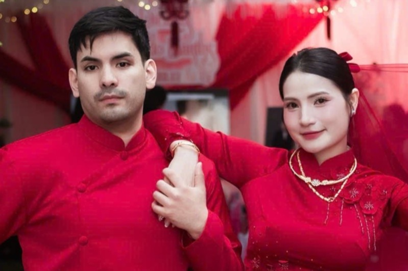 Me dam co gai Viet, chang ky su Duc bo viec sang Viet Nam o re hinh anh