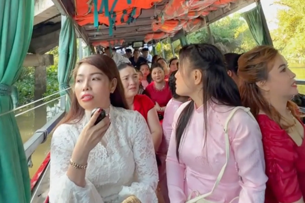 Clip ruoc dau day bat on o mien Tay gay sot hinh anh