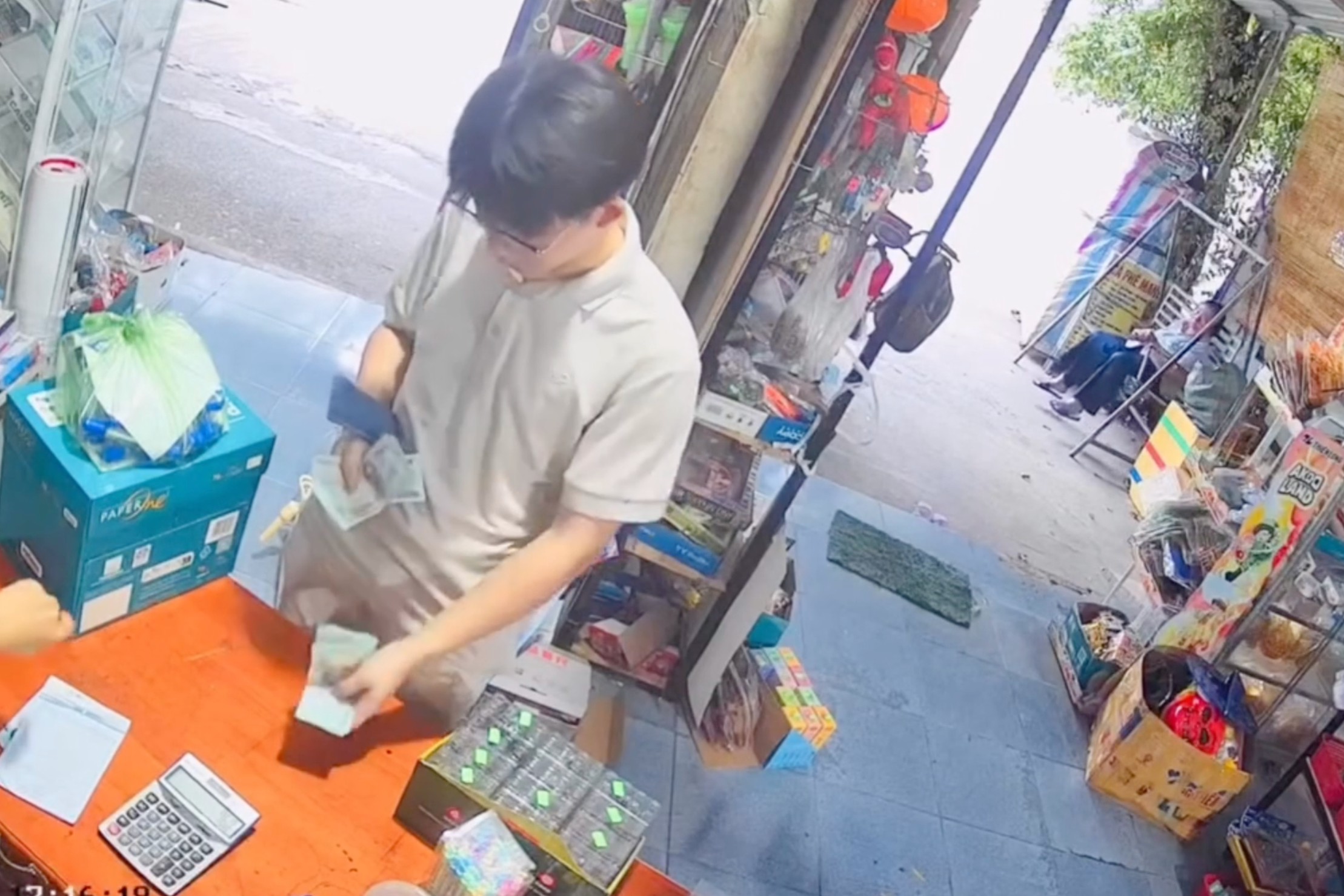 Chu quan giat minh khi khach Trung Quoc tra thua qua nhieu tien hinh anh