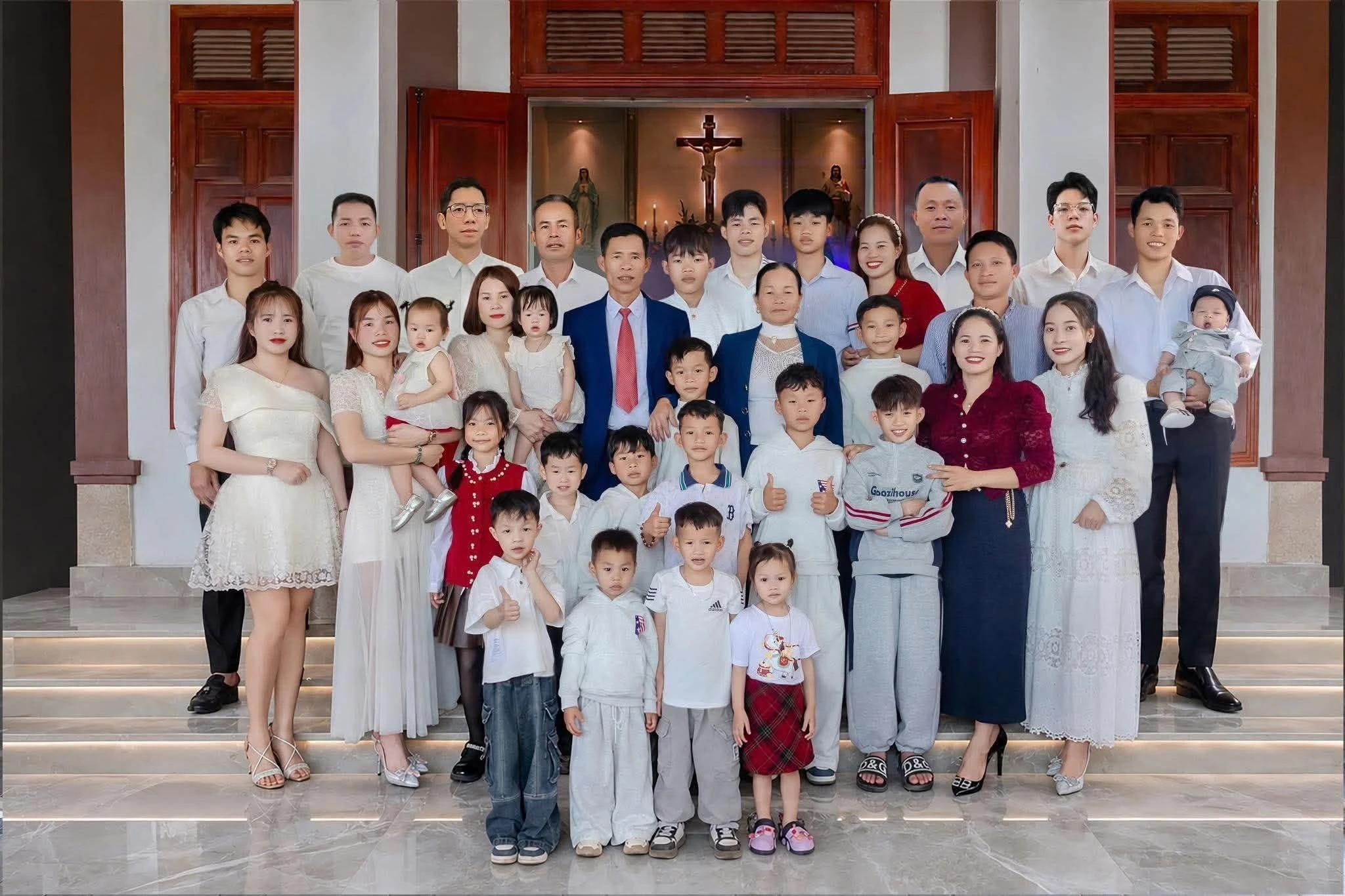 Gia dinh Nghe An co 10 con, me va con gai cung nhau o cu hinh anh