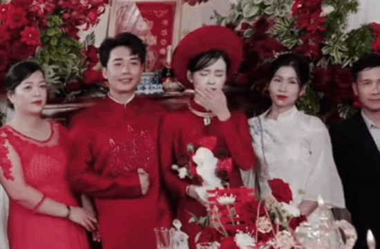 Co dau khoc nuc no khi bo me cung du dam cuoi sau 11 nam ly hon hinh anh