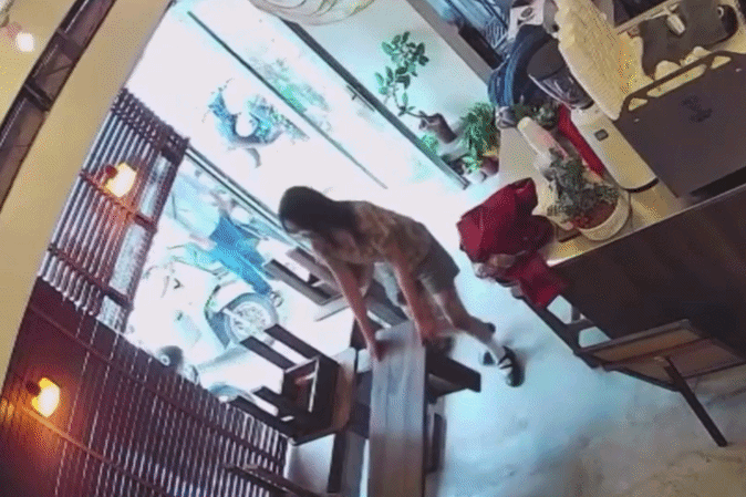 Chu quan o TP.HCM ngu quen, khach cho 30 phut roi lao vao phu mo hang hinh anh