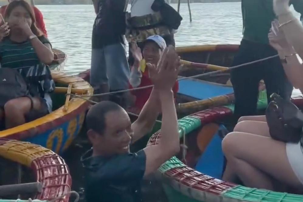 Chu lai thung lan tim dien thoai cho khach Tay, ca thuyen reo ho hinh anh