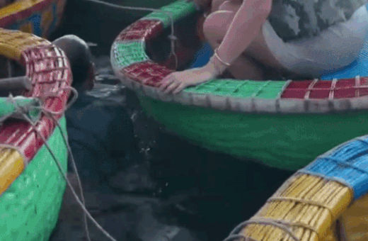 Nguoi lai thung lan xuong song tim dien thoai cho khach Tay o Hoi An hinh anh