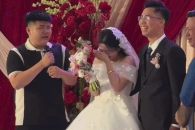 Em trai 'khoc nhu mua' khien co dau bat cuoi trong dam cuoi hinh anh