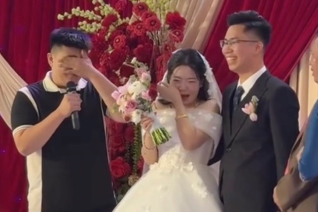 Em trai khoc nac trong le cuoi, chuc chi song lau tram tuoi hinh anh
