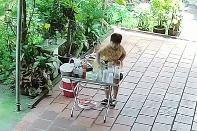 Cau be TP.HCM khoi nghiep ban tra sua, e khach van khong bo cuoc hinh anh