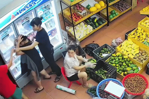 Cong an vao cuoc vu thai phu bi nguoi la dam vao dau, cam dao de doa hinh anh