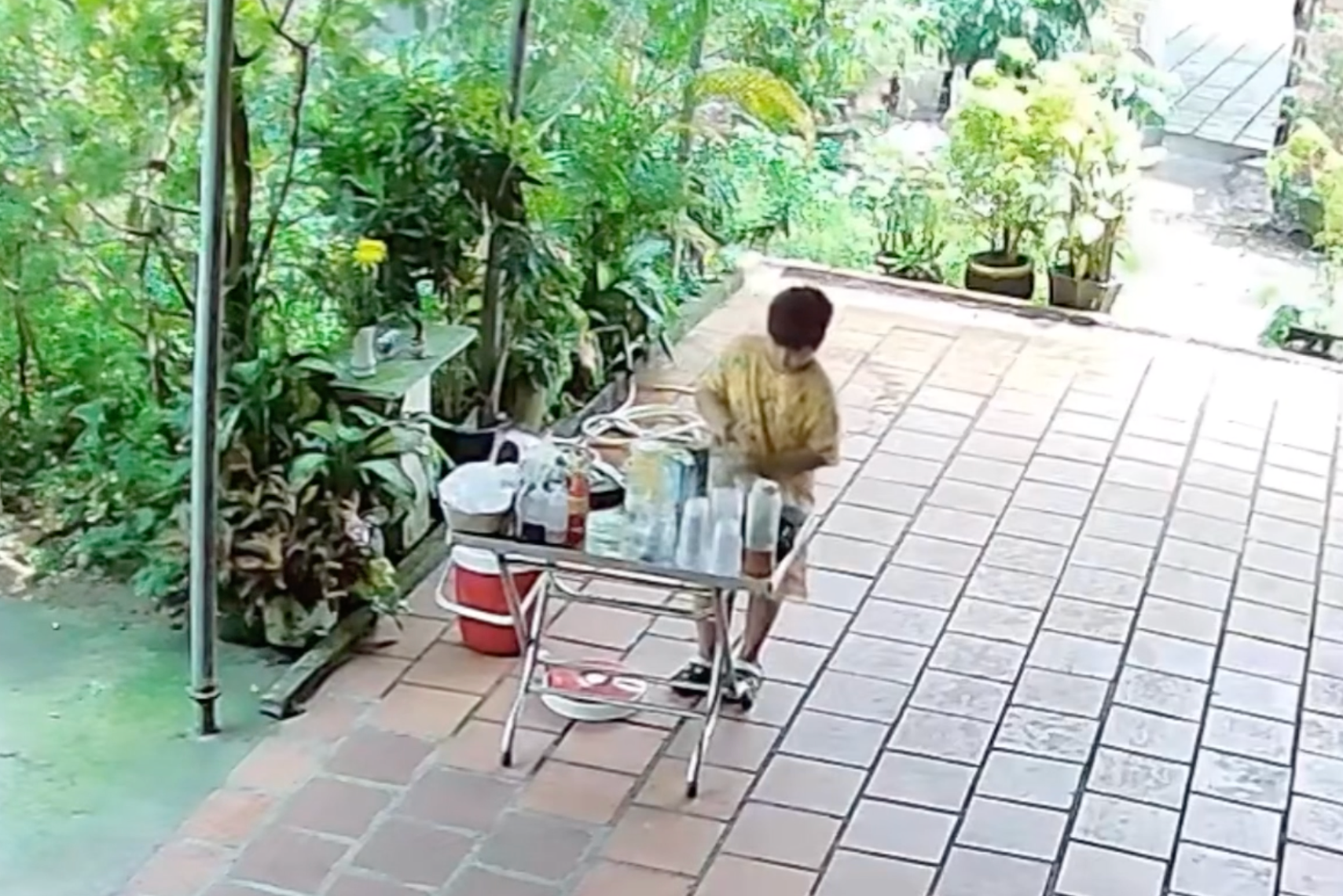 Cau be TP.HCM khoi nghiep ban tra sua, e khach van khong bo cuoc hinh anh