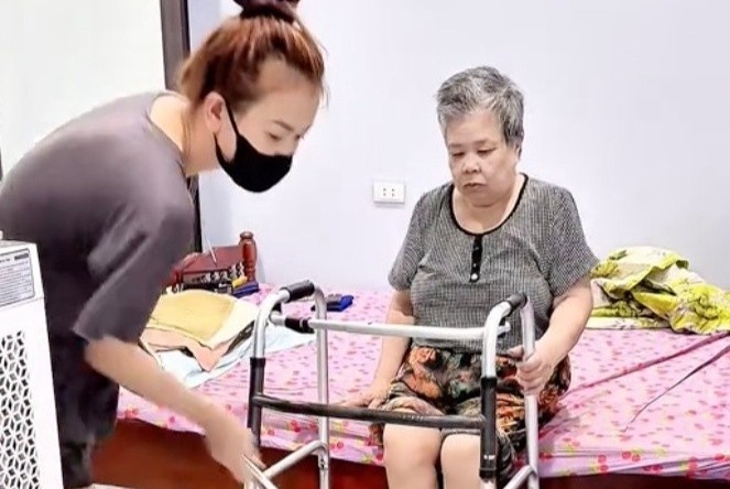 Nguoi phu nu da ly hon van don me chong cu ve cham soc o Thanh Hoa hinh anh