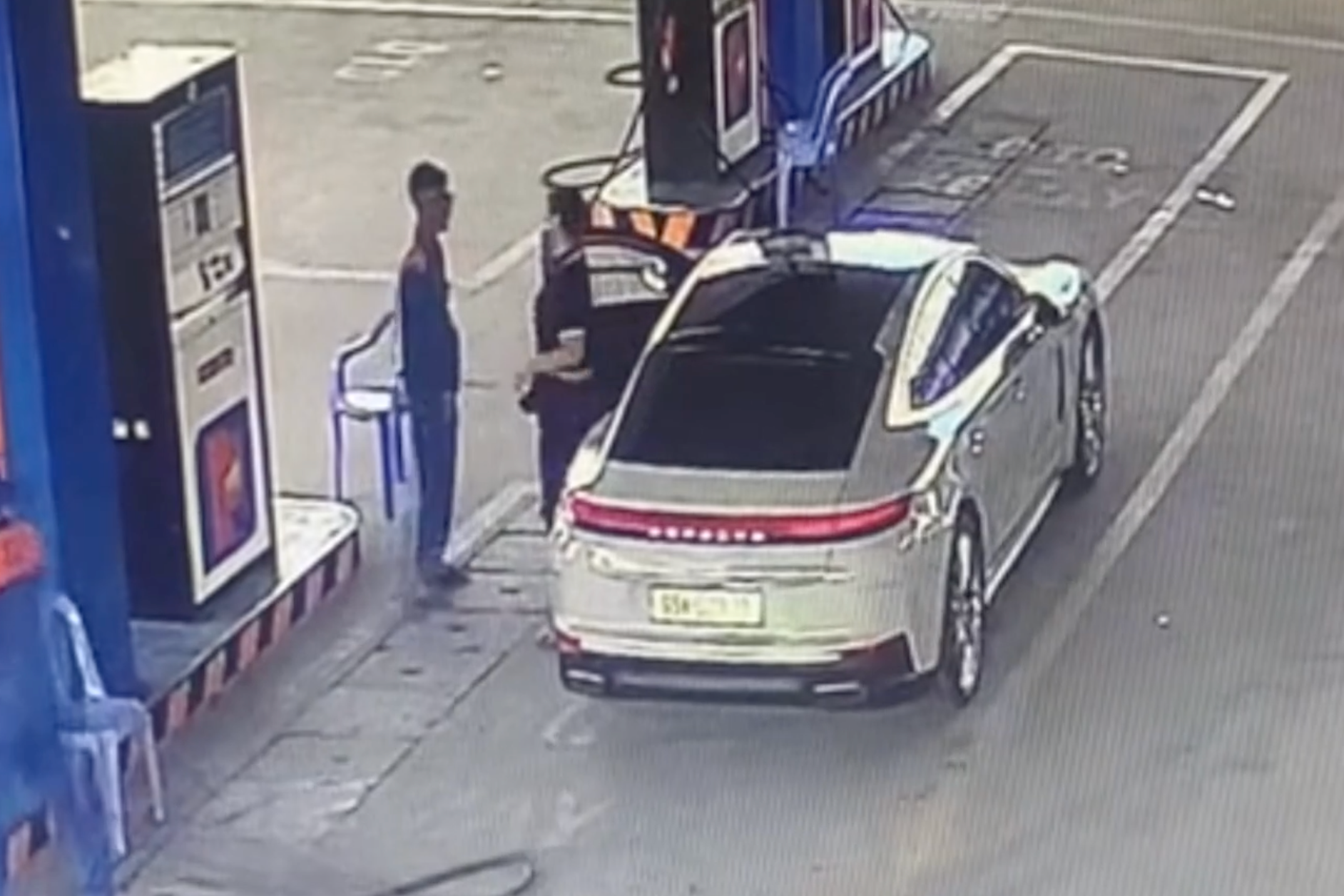 Nhan vien cay xang vui suong khi duoc ngoi thu Porsche hinh anh
