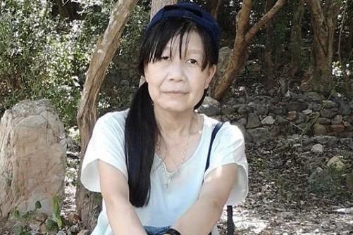 Co gai mang guong mat ba cu vi lao hoa som, gio ra sao? hinh anh