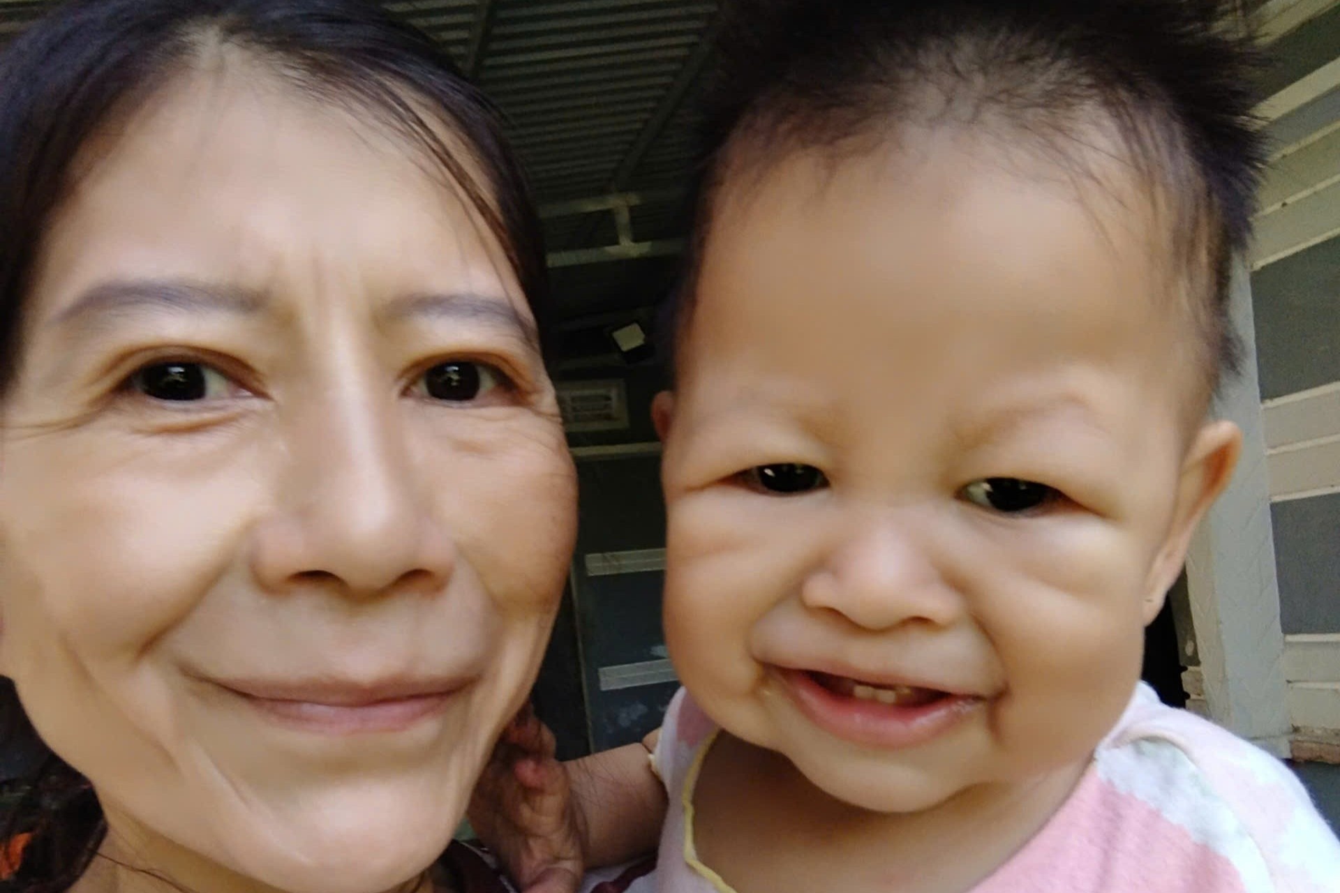 Co gai co guong mat nhu ba cu, con cung mac benh lao hoa som hinh anh
