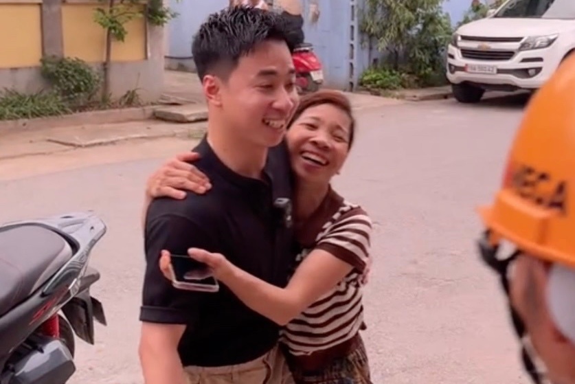 Con trai ve nha sau 10 nam, me bat khoc nghen ngao hinh anh