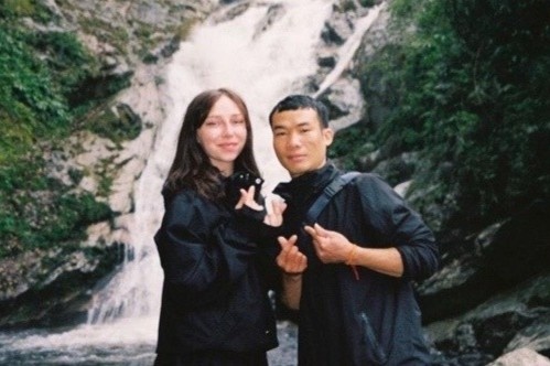 Co gai Phap phai long tai xe Ha Giang, nhieu lan sang Viet Nam tim anh hinh anh