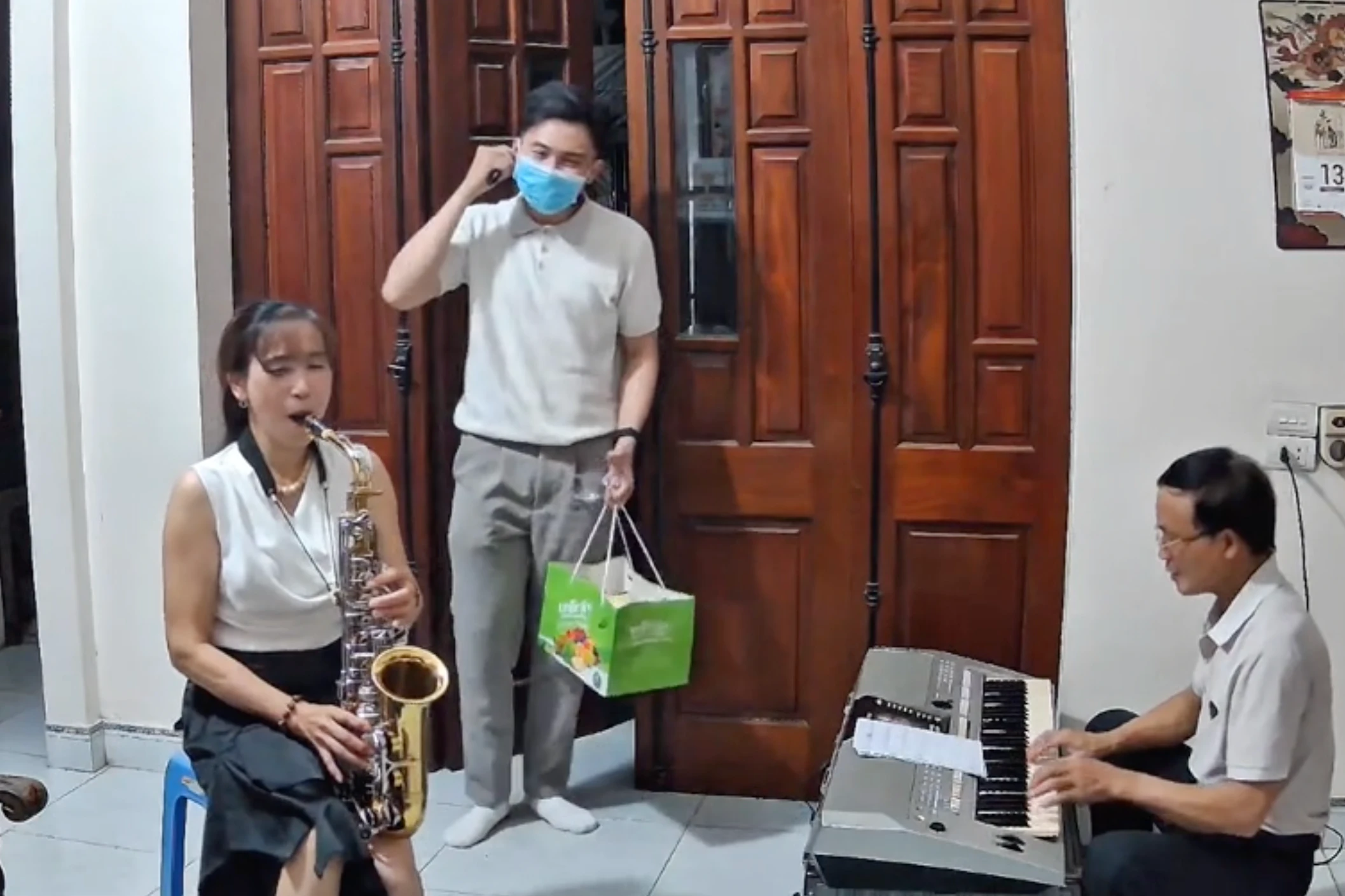 Màn văn nghệ 'đánh úp' mừng sinh nhật con trai gây sốt