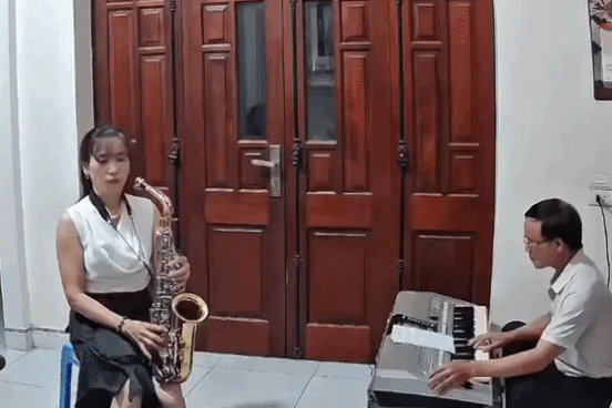 Màn văn nghệ 'đánh úp' mừng sinh nhật con trai xa nhà gây bão MXH