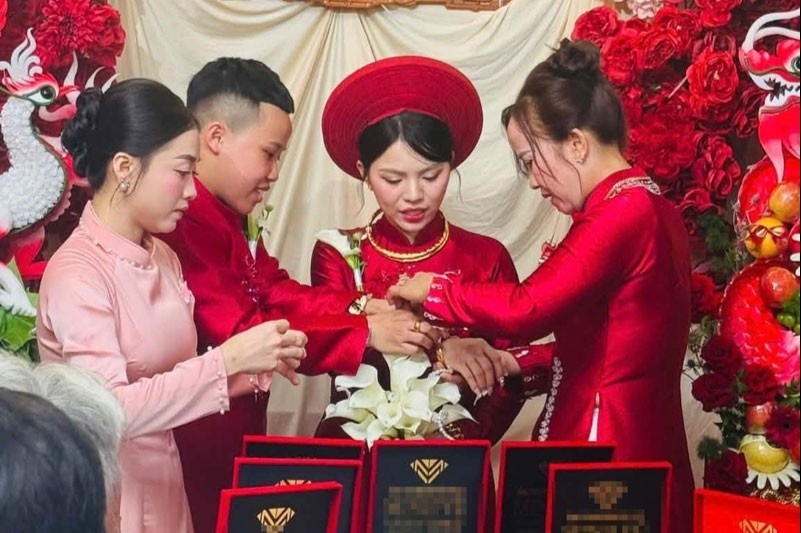 Đám cưới miền Tây hút triệu view vì màn trao quà 'toàn vàng, sổ đỏ'