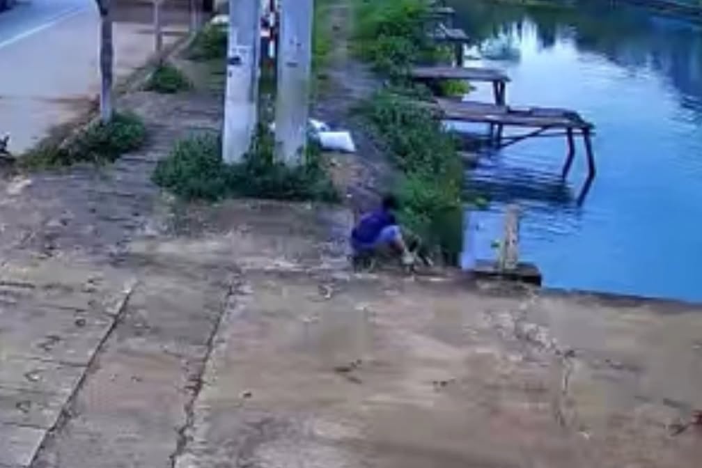 Cậu bé cứu em thoát chết trong tích tắc