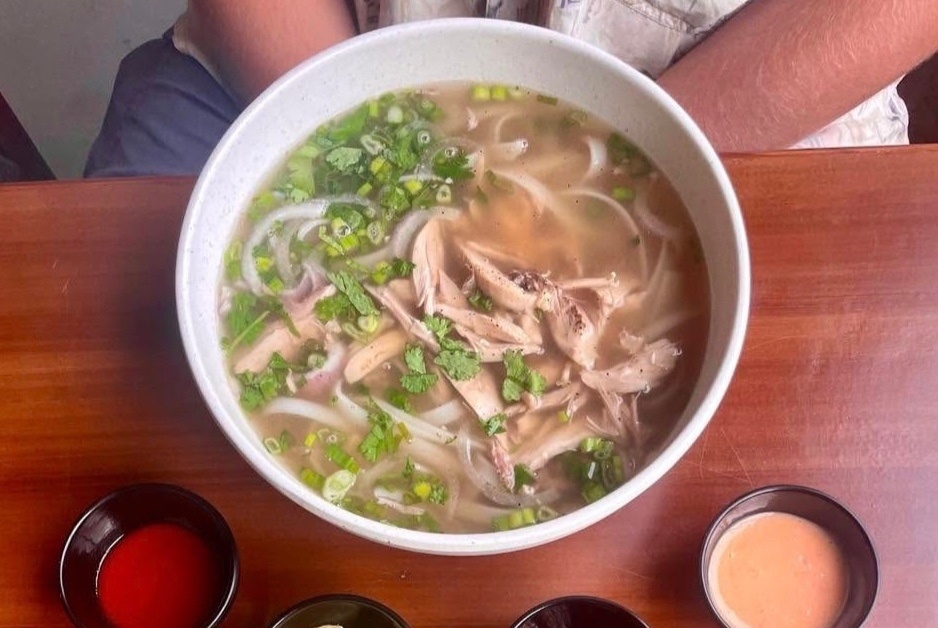 Tô phở 240.000 đồng của cô chủ Việt dưới chân dãy Himalaya