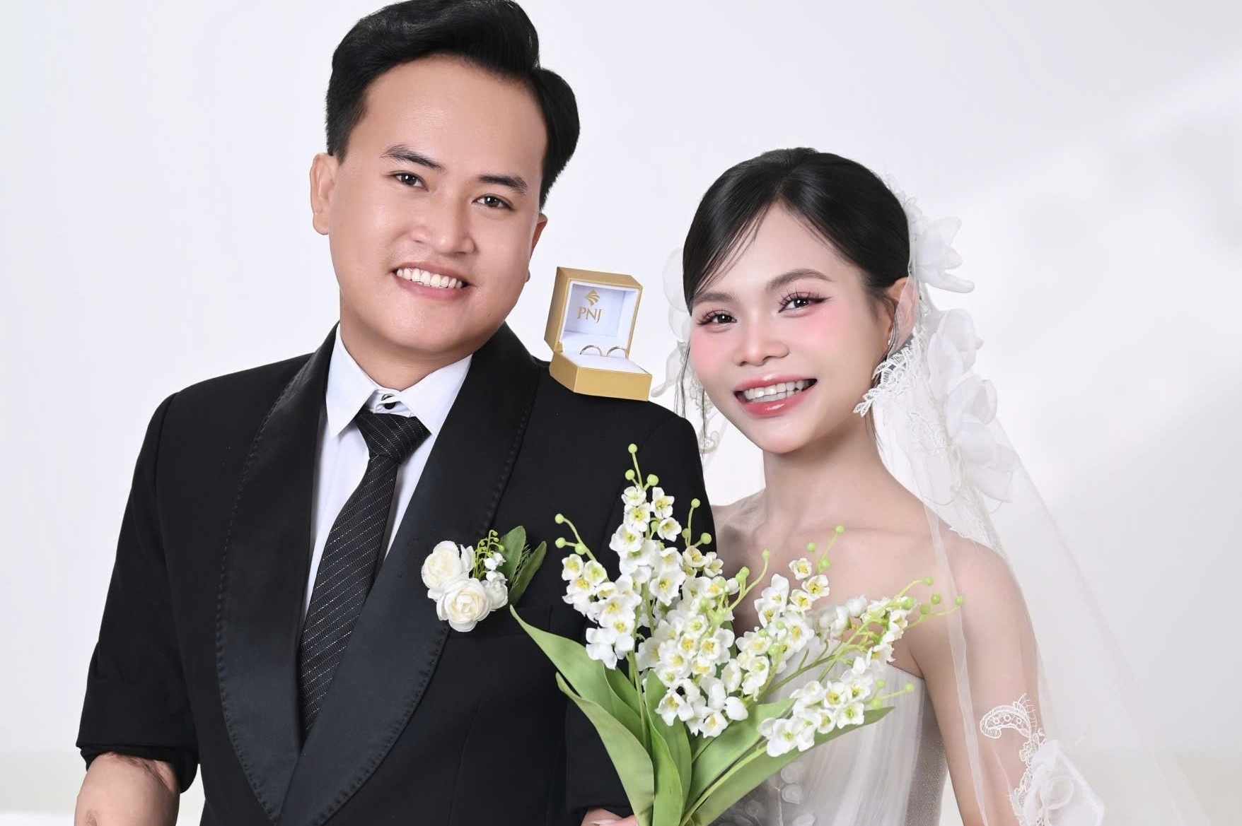 Chú rể mất hai tay đón cô dâu khiến hôn trường xúc động
