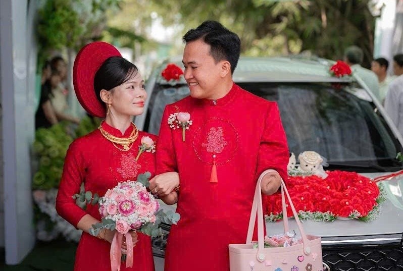 Chú rể mất 2 tay đón cô dâu vào lễ đường gây xúc động