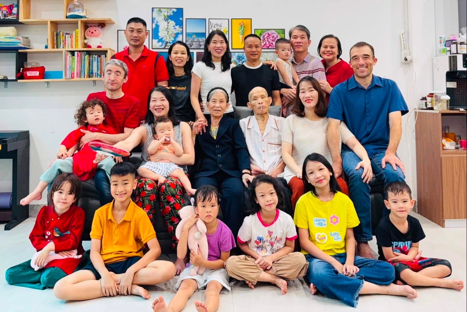 Vợ chồng nghèo nhất xóm nuôi 8 con thành thạc sĩ, tiến sĩ, phó giáo sư