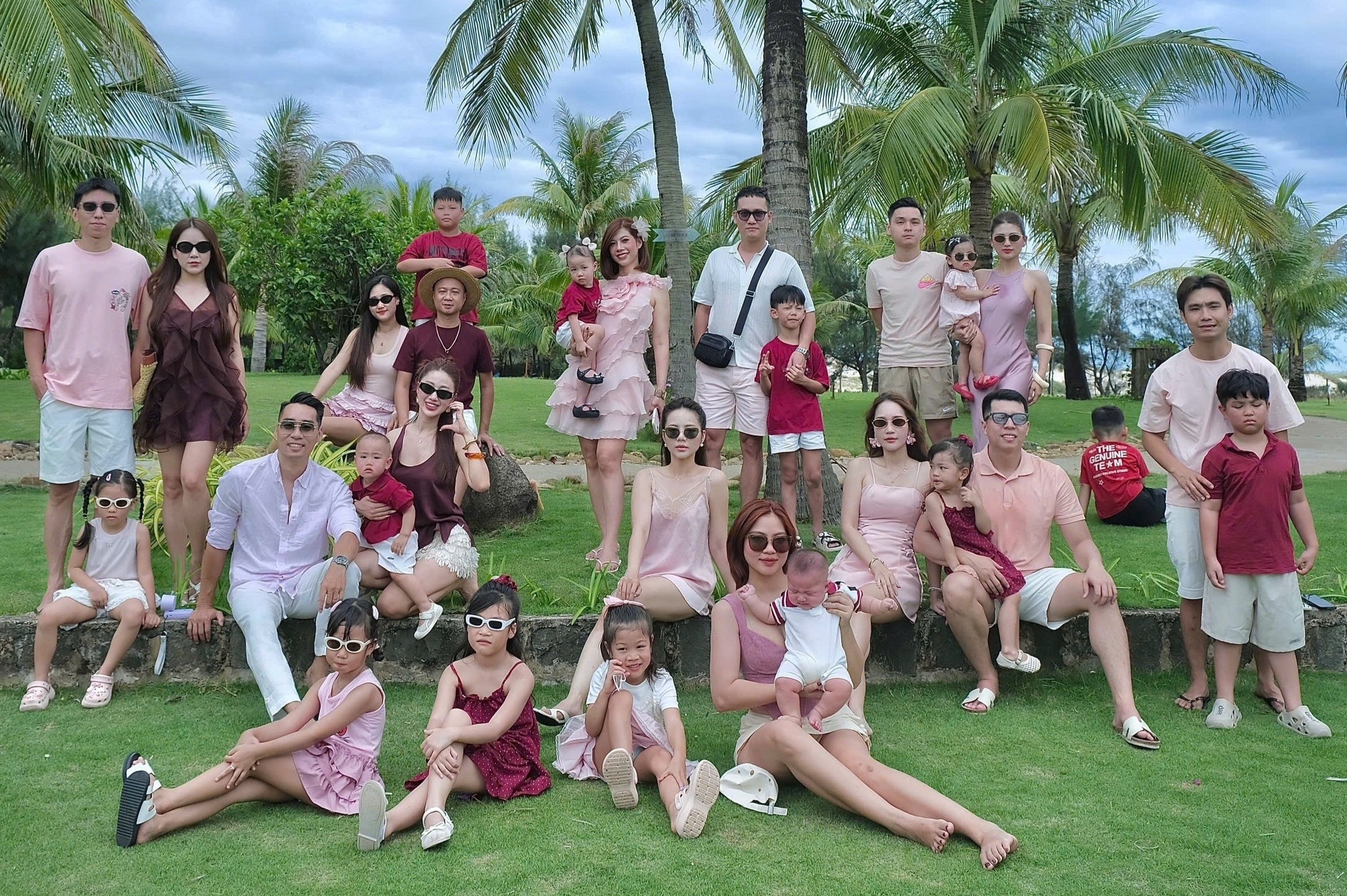 Từ hội 8 cô gái chơi thân đến đoàn du lịch 28 người sau 9 năm