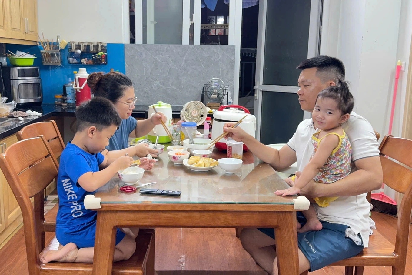 Vợ thu nhập 40 triệu đồng/tháng, chồng ở nhà nấu cơm, chăm con